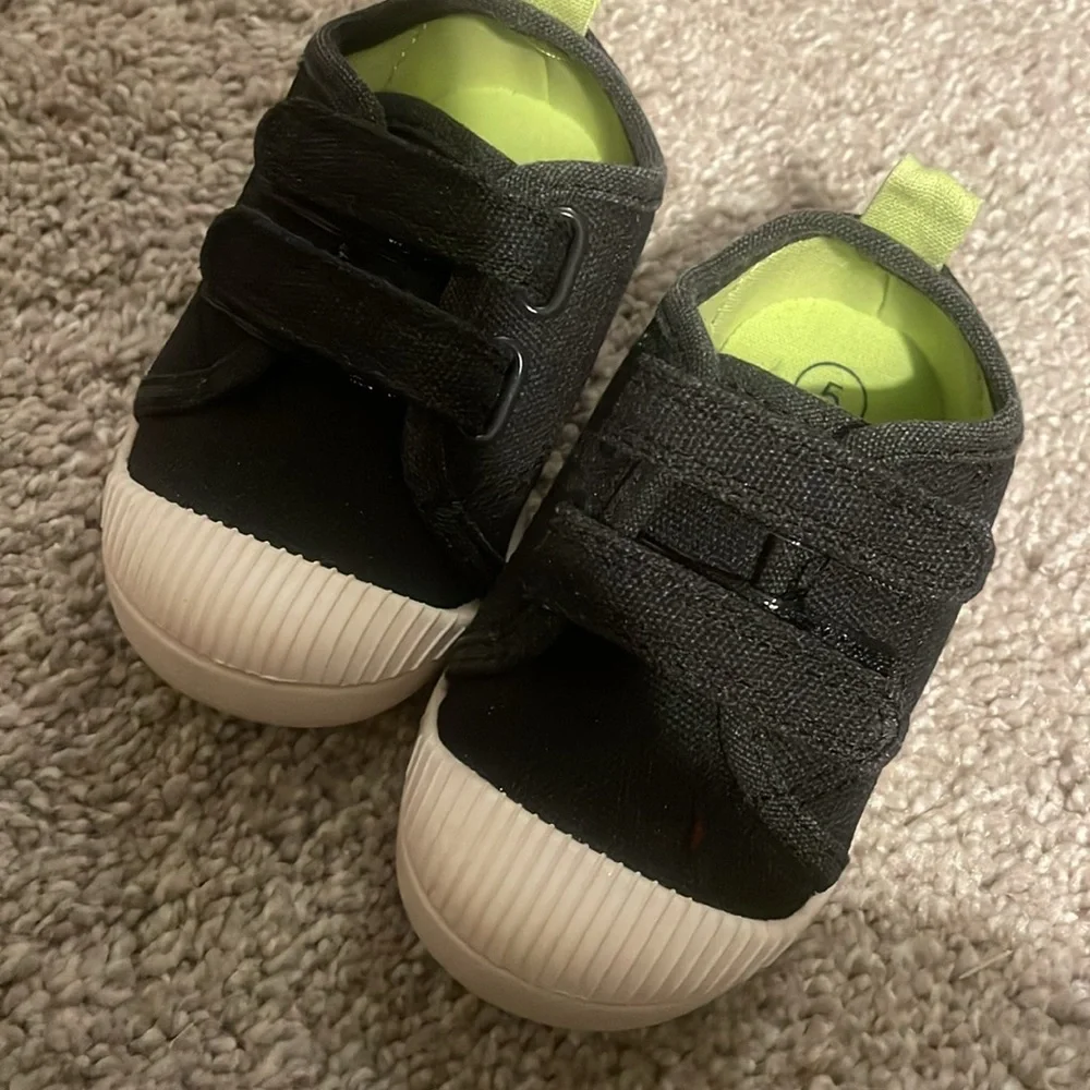 Cat and jack baby walker in black size 7